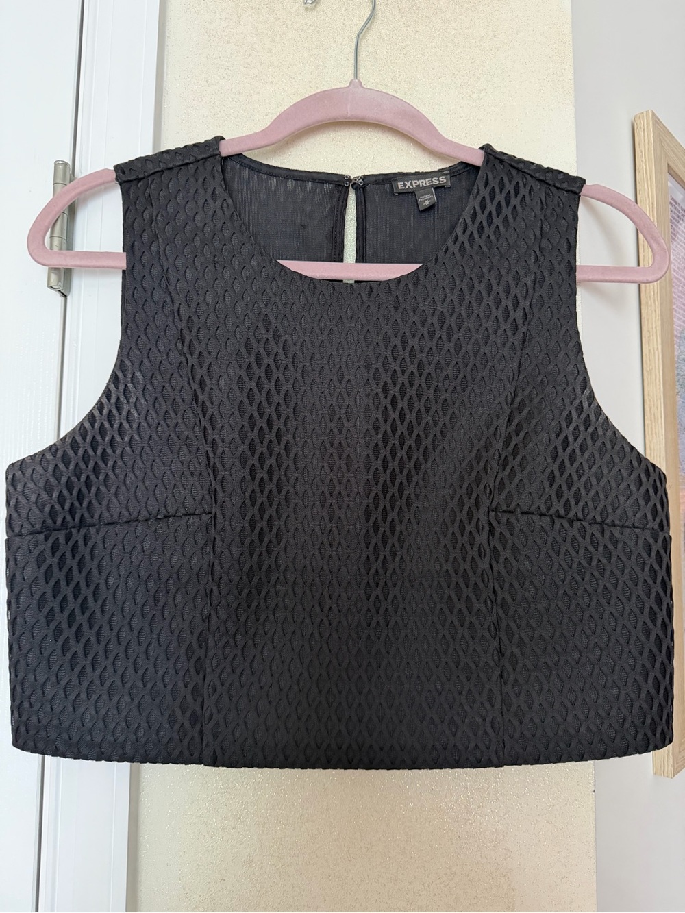 Express Black Textured Cropped Tank Top - Picture 2 of 4